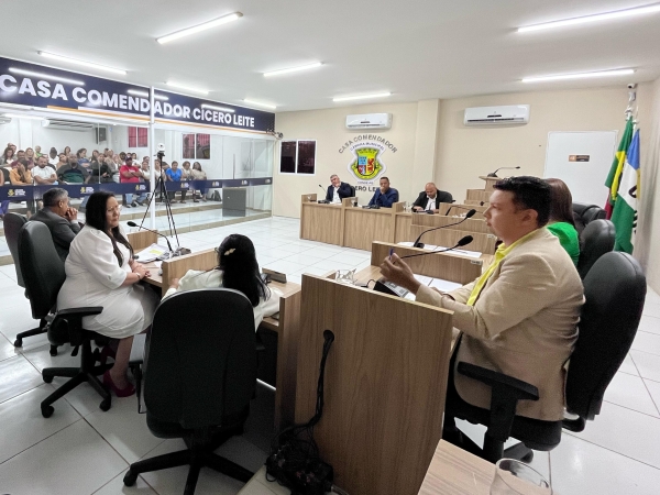 Secretária de Educação presta esclarecimentos sobre atraso no calendário escolar em sessão na Câmara e garante retorno das aulas para dia 10