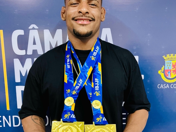 Atleta Jeffinho visita a Câmara Municipal de Conde e compartilha conquistas no Jiu-Jitsu