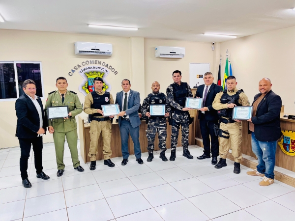 Vereadores de Conde entregam Título de Cidadão e Votos de Aplauso a policiais militares 