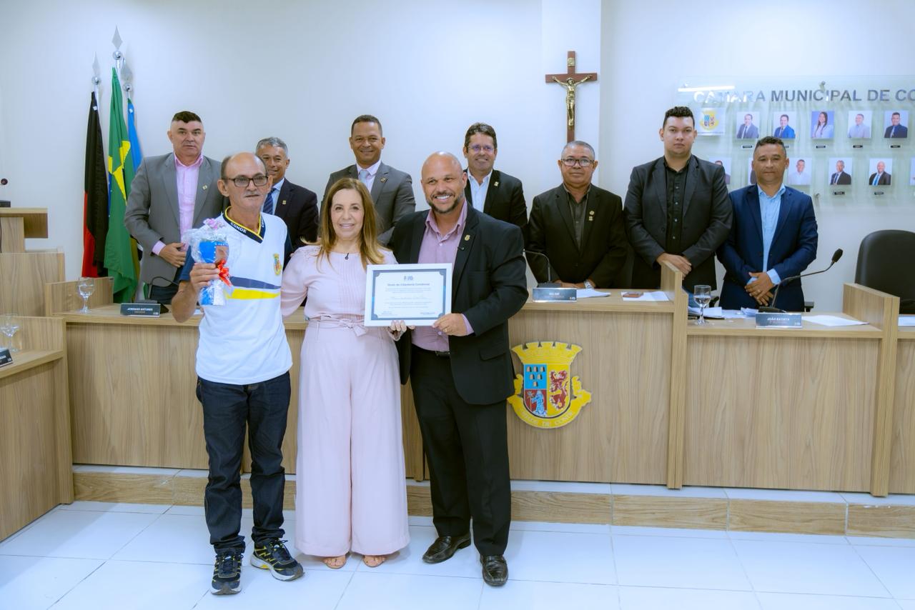 Sessão Ordinária realiza entrega de Título de Cidadã Condense à professora do município