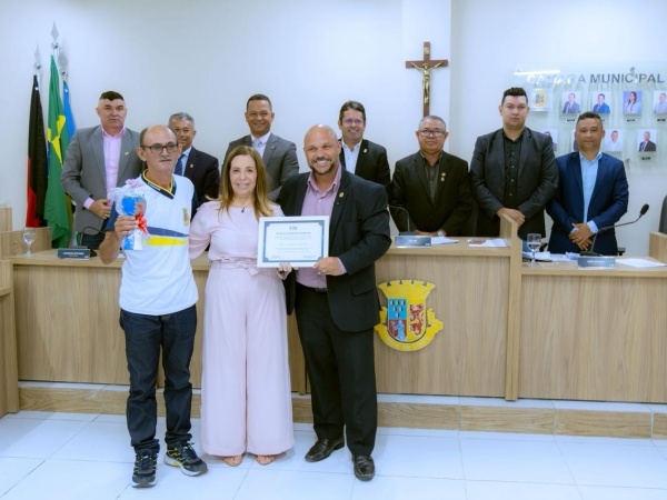 Sessão Ordinária realiza entrega de Título de Cidadã Condense à professora do município