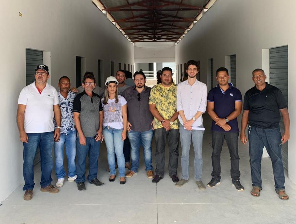 Vereadores visitam obras do Mercado Central de Conde e firmam acordo que beneficiará comerciantes