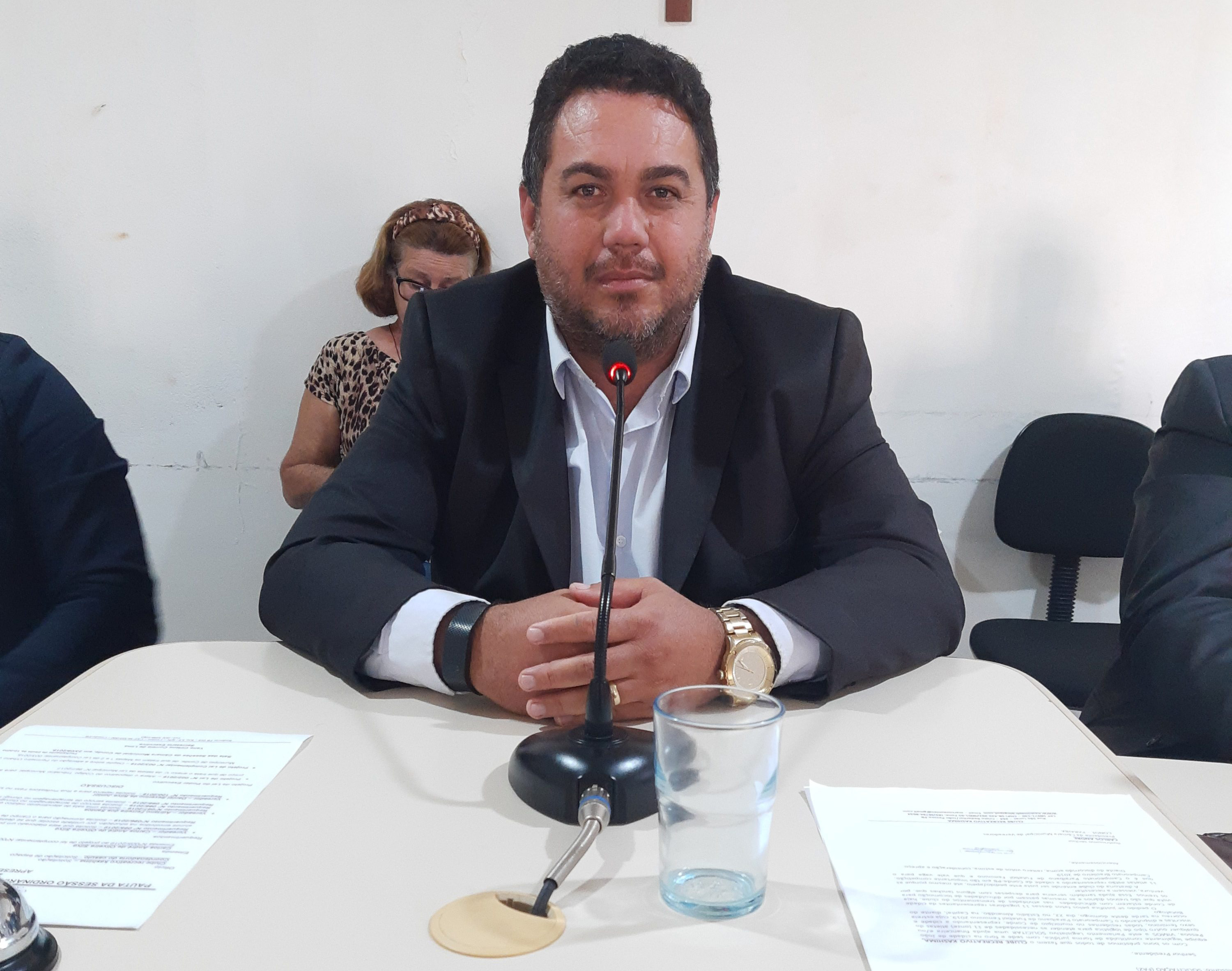 Vereador Carlos Maga Rosa apresenta requerimentos voltados à educação e esportes